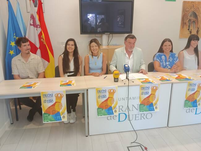 El concejal de Festejos presentó a las reinas, damas y autor del cartel