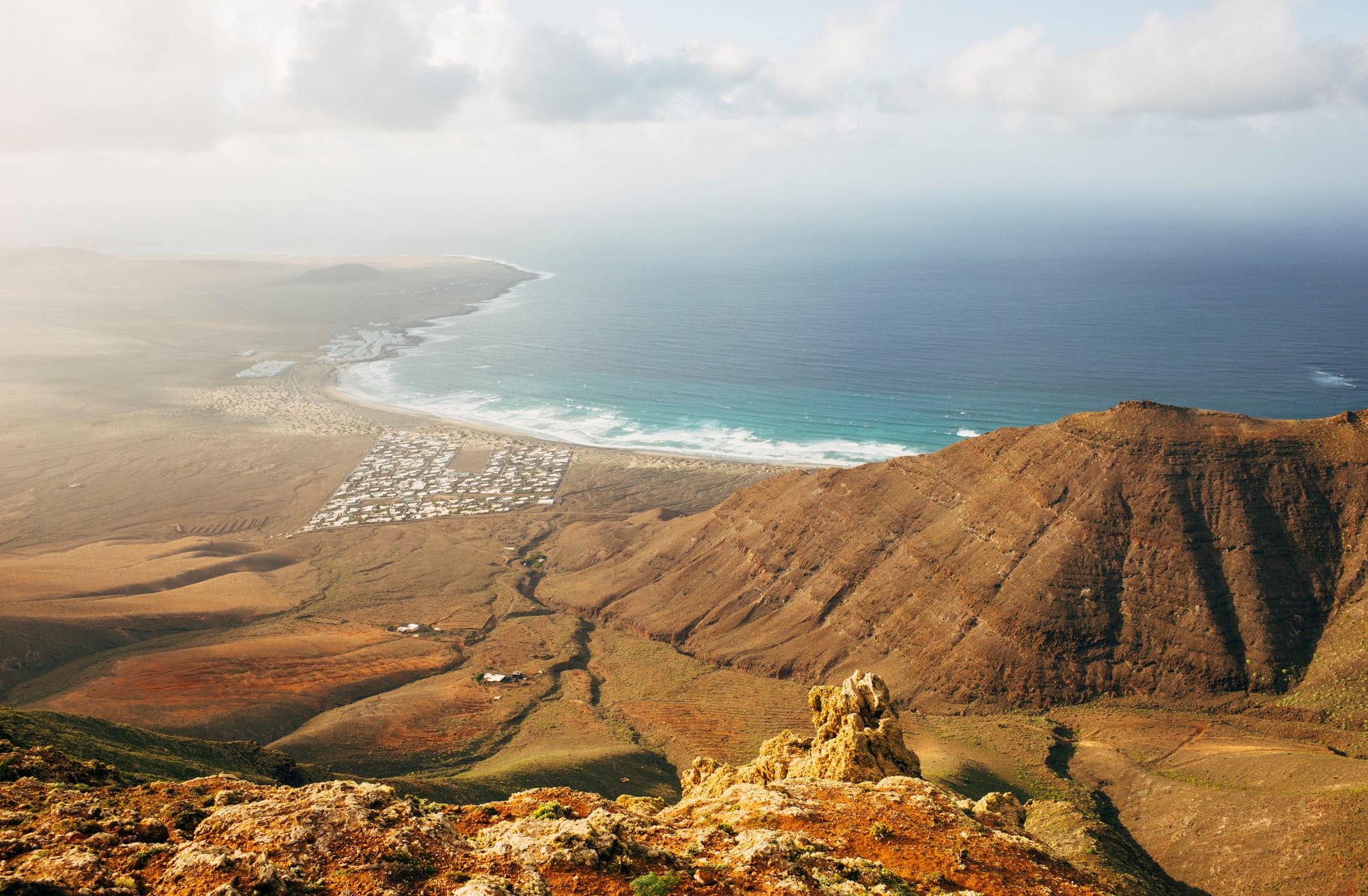 Vista aérea de la playa de Famara, en Lanzarote.