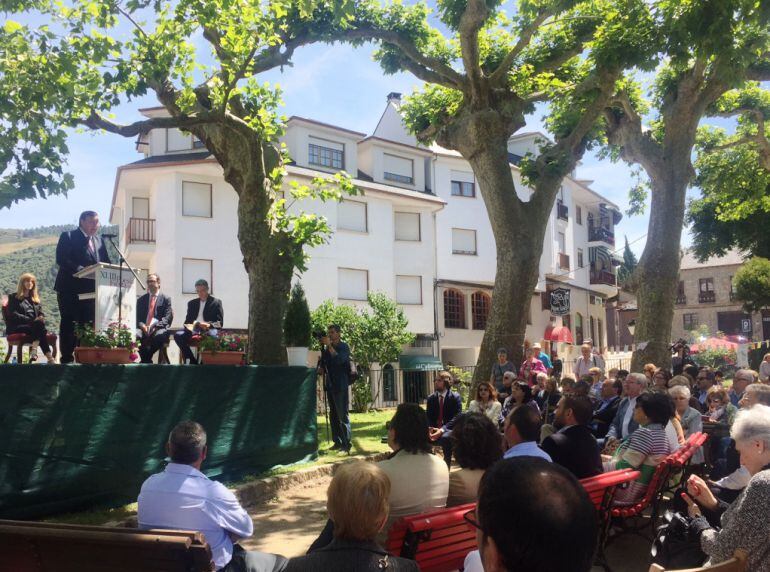 Numeroso púlbico se dio cita e La Alameda en el ato central de la XLIII Fiesta de la Poesía