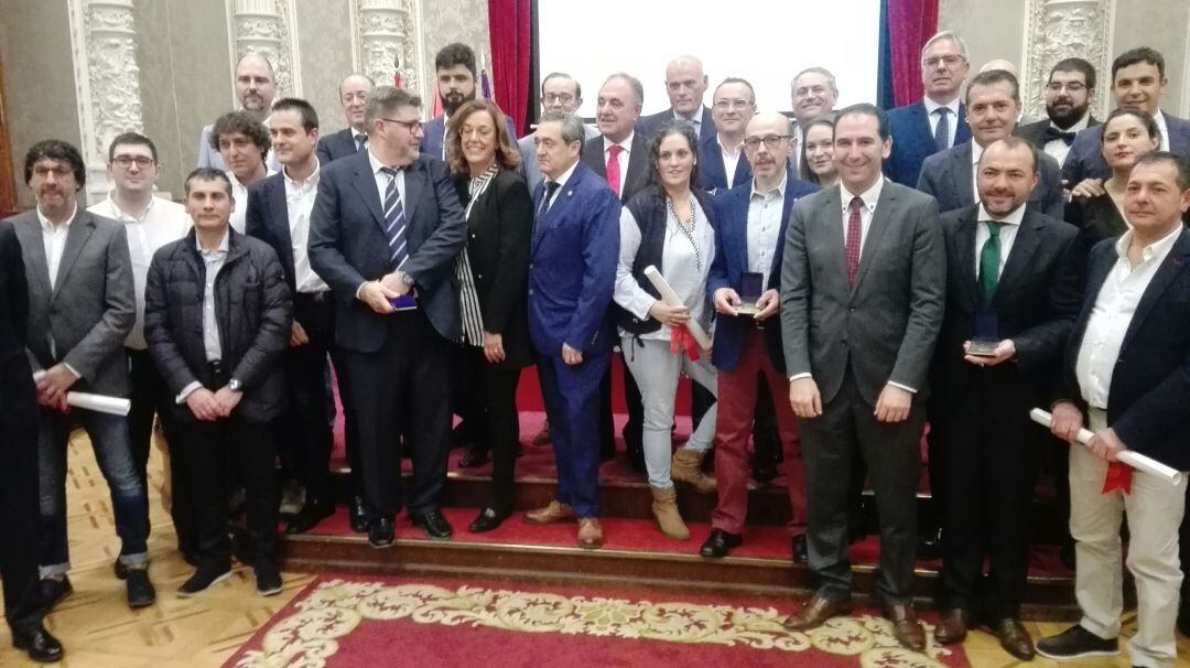 Foto de familia de los premiados por la Cámara Oficial de Comercio, Industria y Servicios de Palencia 