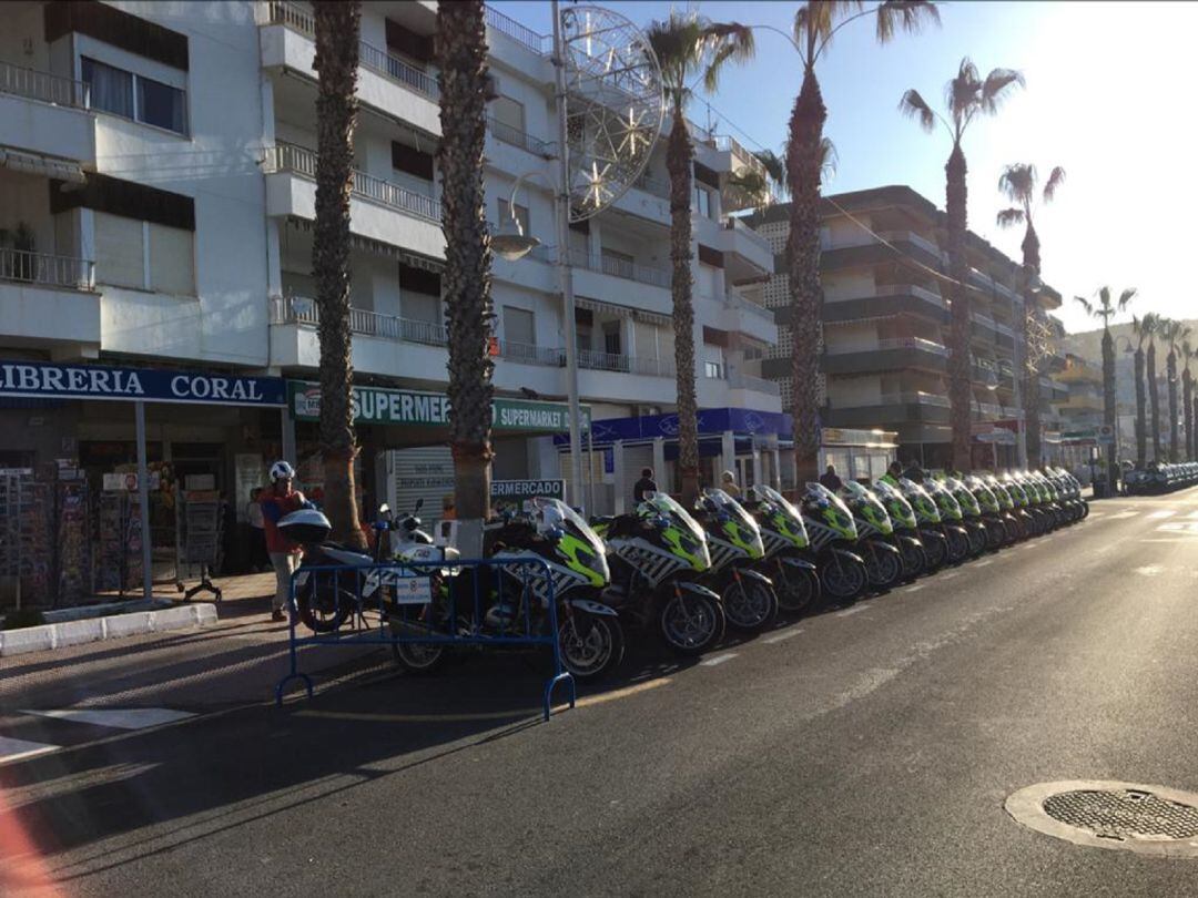 Motocicletas de la Guardia Civil estacionadas en el Paseo Andrés  Segovia de La Herradura