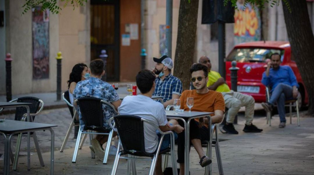 Clientes en la terraza de un bar.