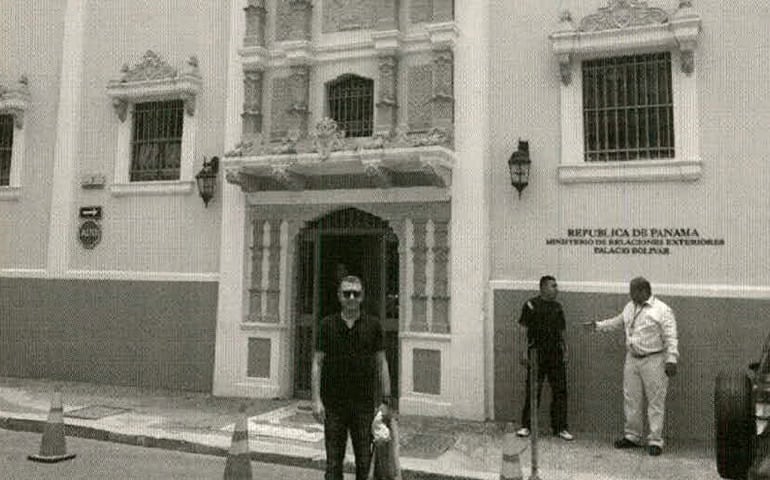 Imagen, que aparece en el sumario de la Púnica, de Francisco Granados frente al Ministerio de Exteriores de Panamá durante su viaje en 2013