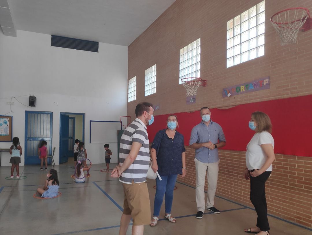 La concejala de Igualdad y Bienestar Social, Pepa Jurado visitando el centro donde se imparte esta Escuela de Verano.