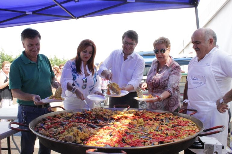 Los responsables locales y regionales del partido Popular reparten la tradicional paella con la que se inicia el curso político en la provincia