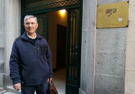 El portavoz de No más mierda, José Luis Ordoñez a su llegada a la sede del Juzgado de lo penal 1 Bis en la calle Domingo de Soto