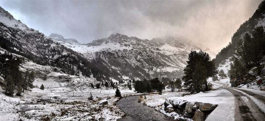 GRA400. BENASQUE (HUESCA), 28/11/2014.- Fotografía facilitada por la Estación Llanos del Hospital que muestra la nieve caída hoy en dicha estación del Pirineo oscense. EFE/***SOLO USO EDITORIAL***