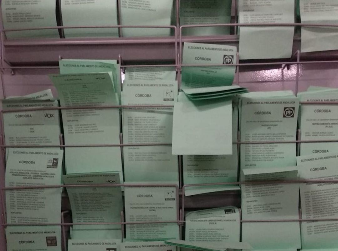 Imagen de archivo, papeletas en un colegio electoral