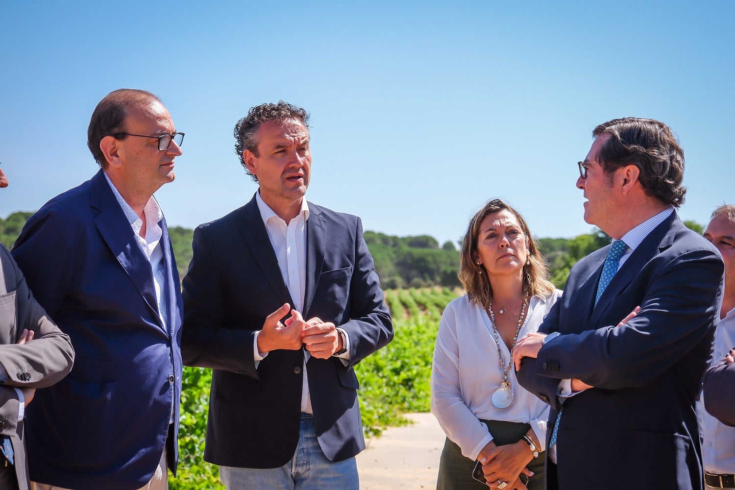 De izquierda a derecha, el CEO de Powerfultree, Imanol Olaskoaga, Enrique García, director de San Gabriel, la diputada Milagros Marcos y el presidente de la CEOE, Antonio Garamendi