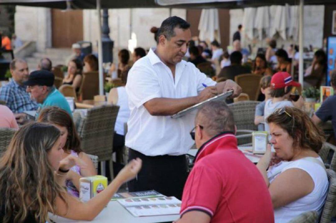 Un camarero en la terraza de un restaurante