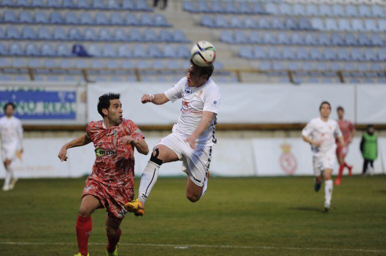 Aketxe intenta el remate en el área del Guijuelo