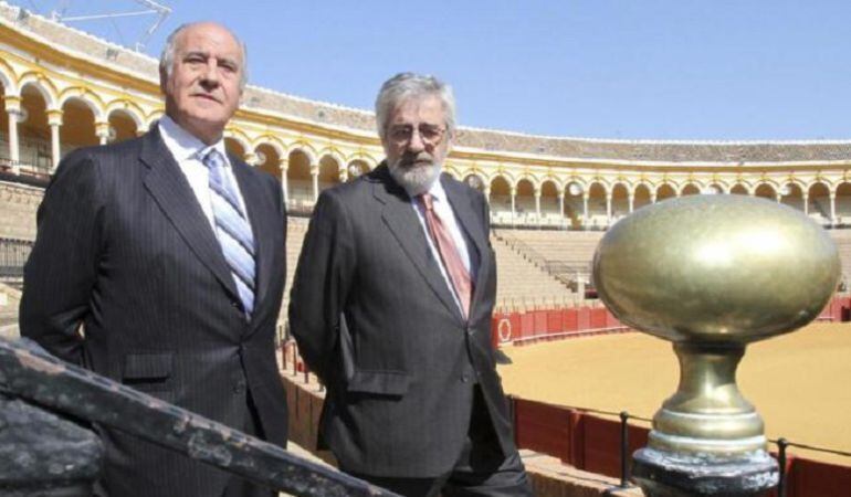 Los empresarios Ramón Valencia, izquierda, y Eduardo Canorea posan en el tendido de la plaza de toros de la Real Maestranza de Caballería de Sevilla