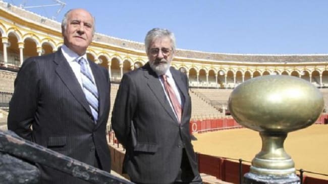 Los empresarios Ramón Valencia, izquierda, y Eduardo Canorea posan en el tendido de la plaza de toros de la Real Maestranza de Caballería de Sevilla