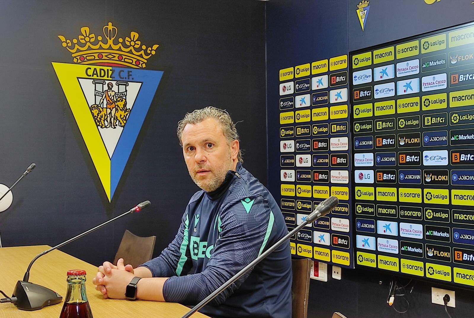 Sergio González en la sala de prensa del Nuevo Mirandilla.