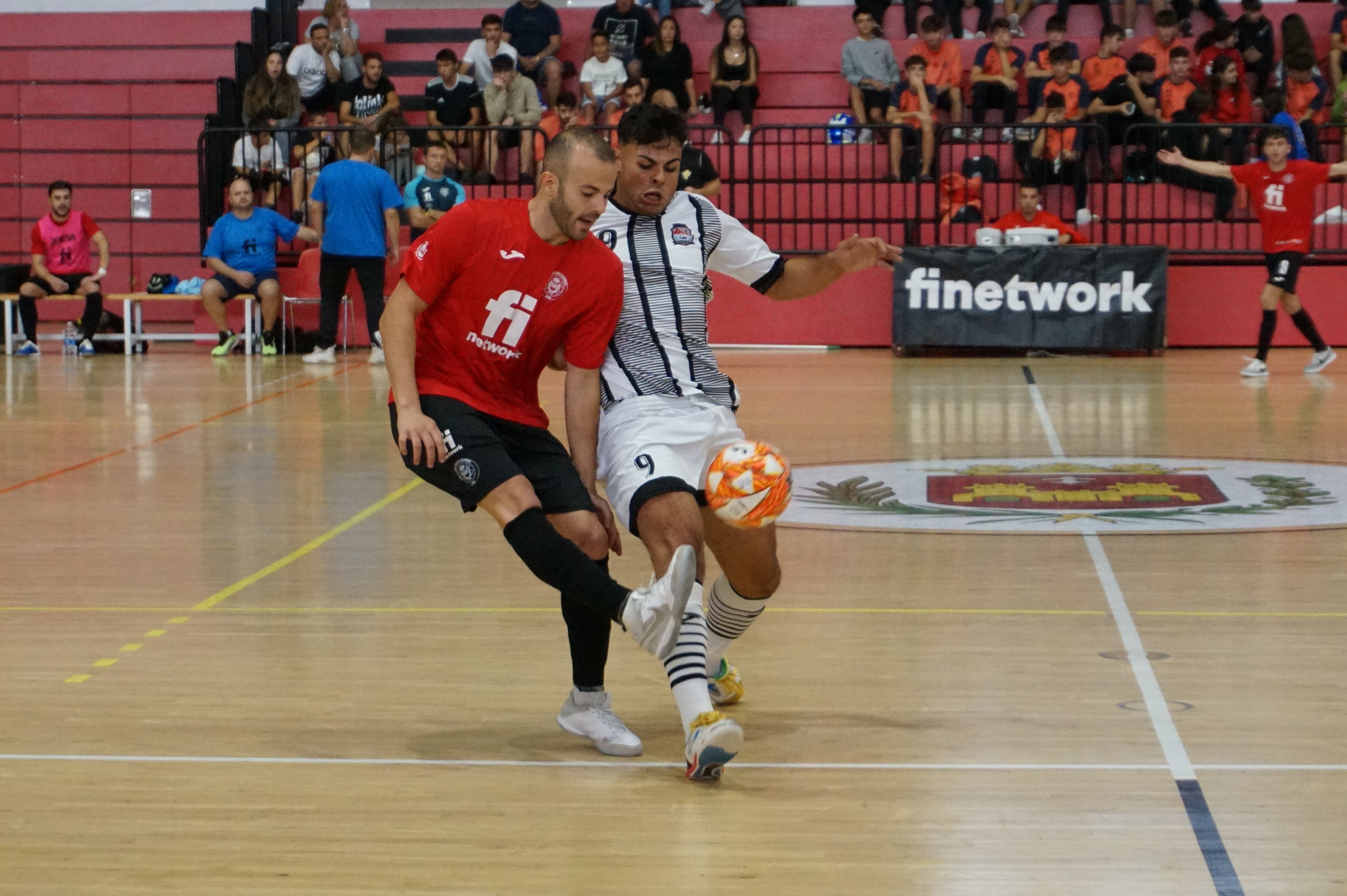 Javi Amorós disputa un balón al visitante Toti