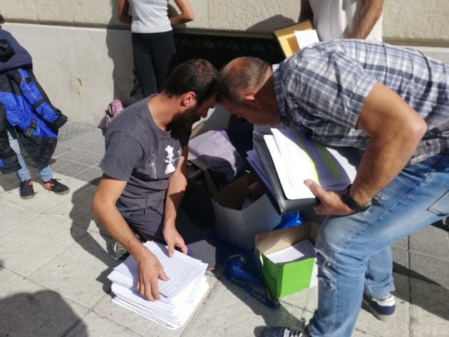 Miembros de Gasteiz Batu, preparando las miles de alegaciones antes de entregarlas en la Subdelegación del Gobierno en Vitoria