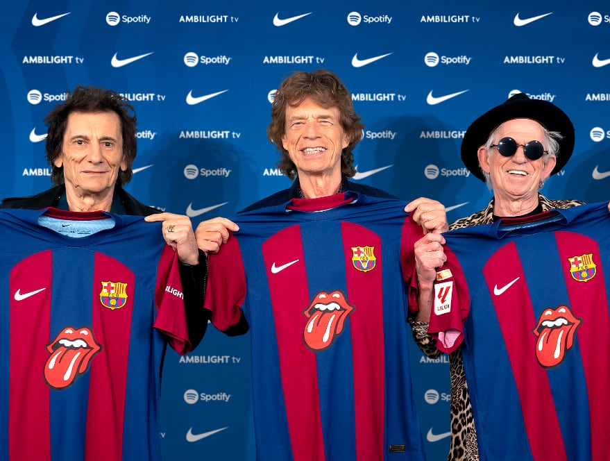 Los Rolling Stones posan con la camiseta del FC Barcelona que lleva su logo