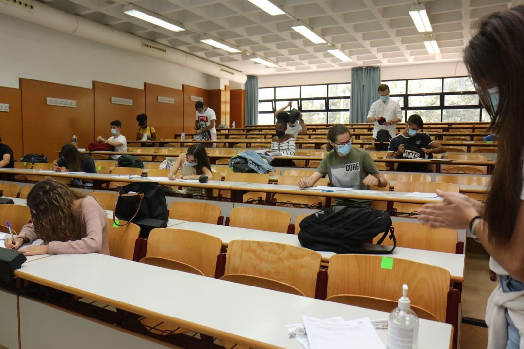 Alumnos en un aula de la Universidad de Alicante siguiendo los protocolos anti-COVID-19.