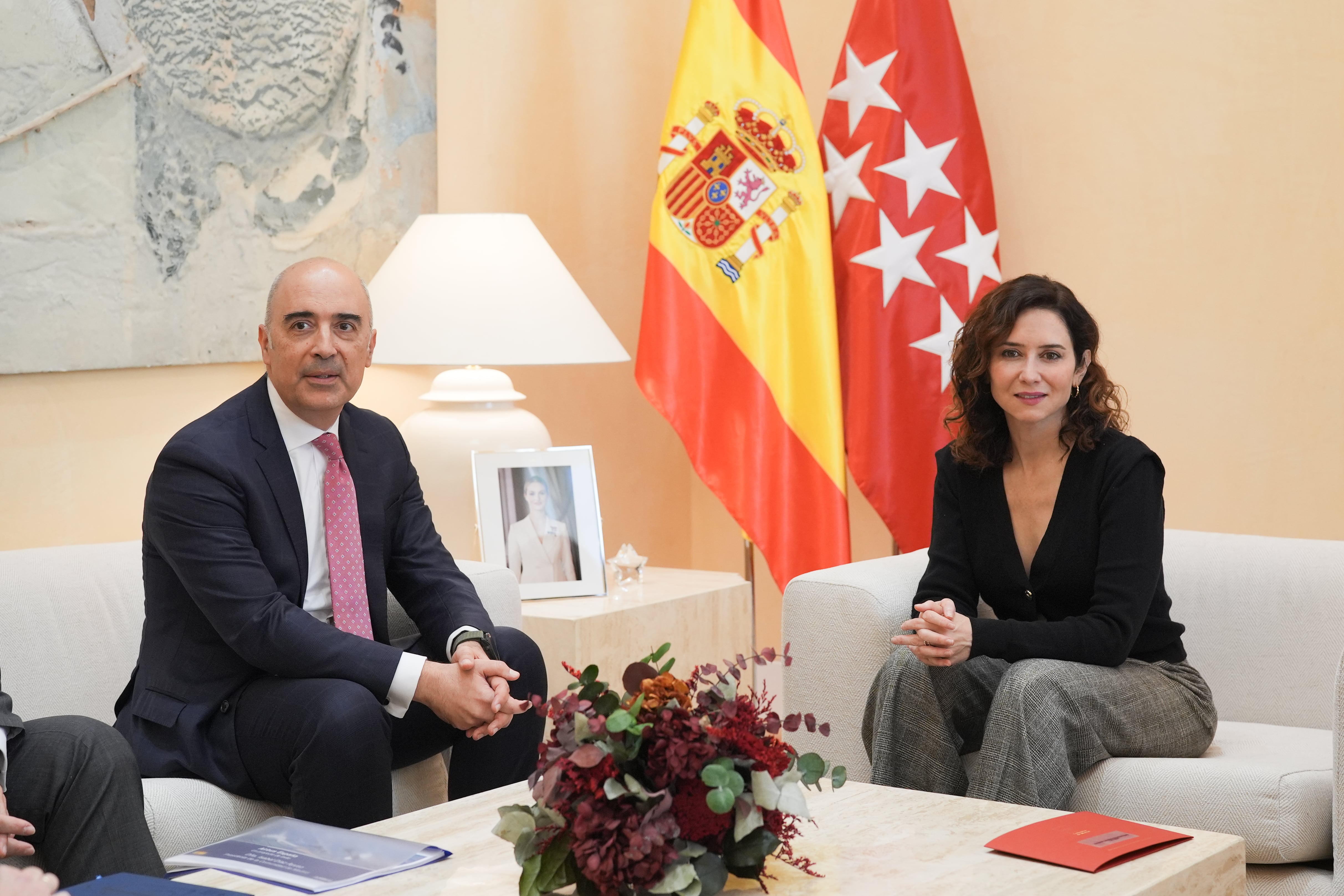 Francisco Javier Sánchez, presidente de Airbus España, e Isabel Díaz Ayuso, presidenta de la Comunidad de Madrid, reunidos en la Real Casa de Correos