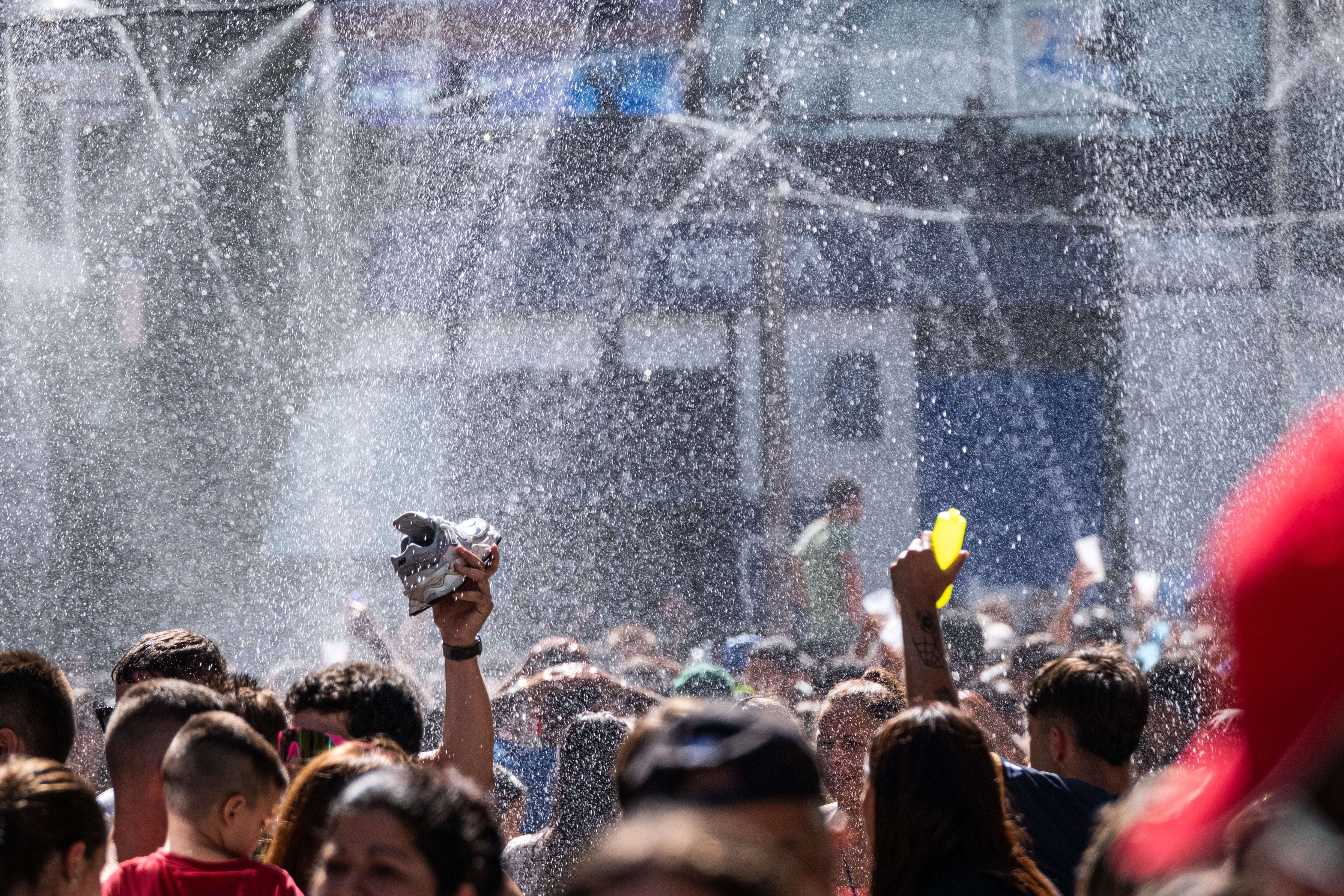 VILAGARCÍA DE AROUSA (PONTEVEDRA), 16/08/2024.- El centro de Vilagarcía de Arousa (Pontevedra) se convierte en un hervidero de gente que va pidiendo agua a todos los vecinos, la cual suelen tirar en cubos, para celebrar una gran y refrescante fiesta. EFE/ Xurxo Martinez
