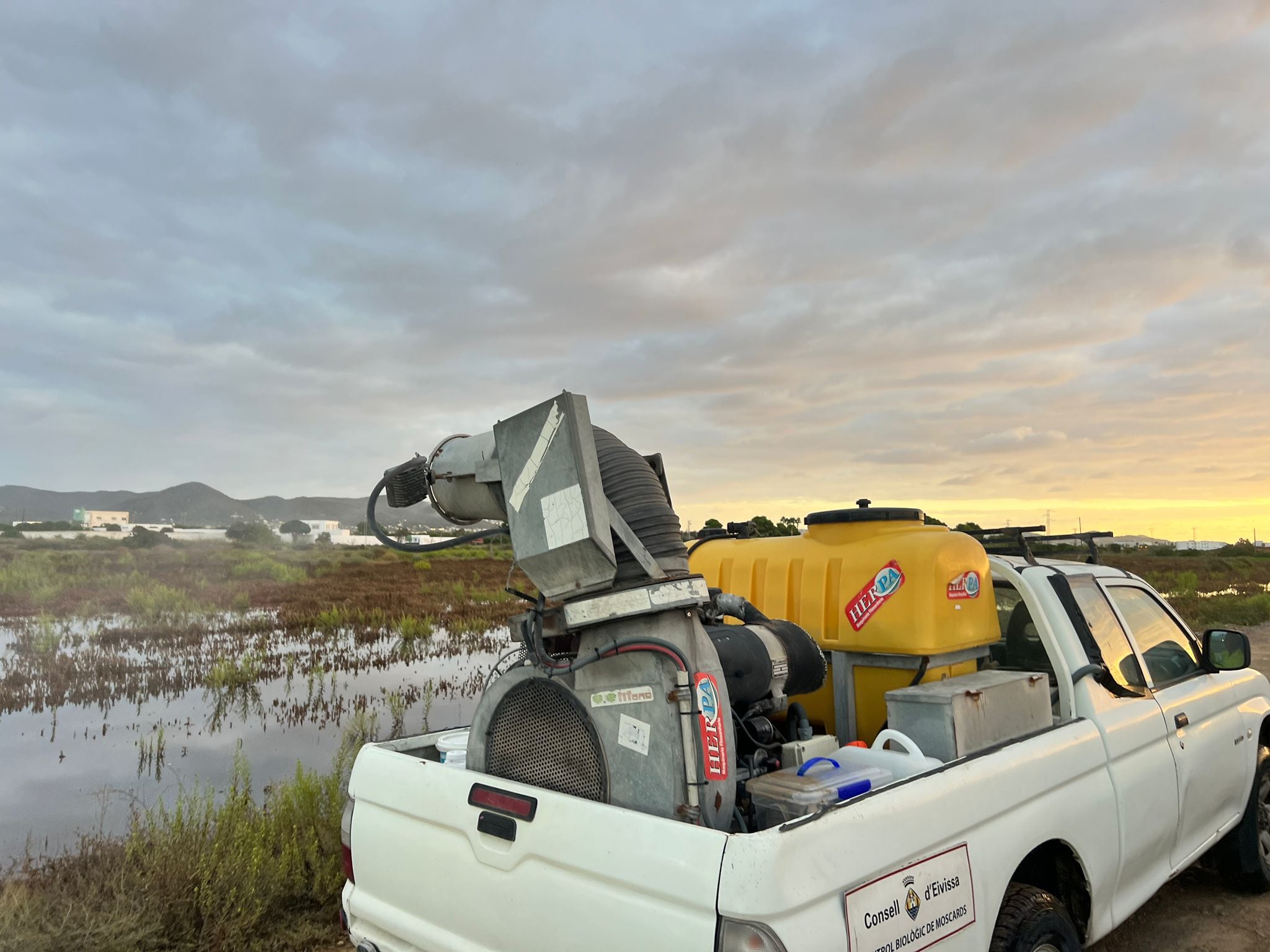 Un vehículo lanza el tratamiento biológico