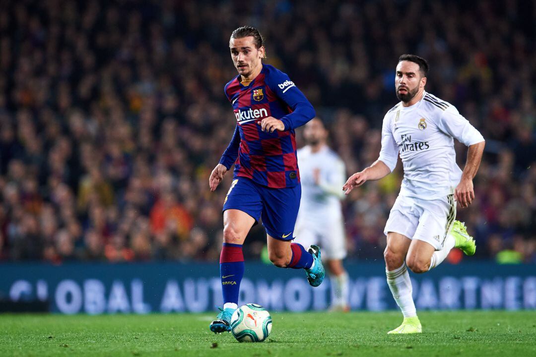 Dani Carvajal persigue a Antoine Griezmann.