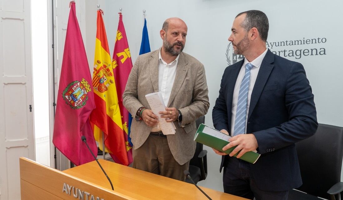 El segundo teniente de alcalde y concejal de Urbanismo e Infraestructuras, Diego Ortega, y el director general de Medio Ambiente, Juan Antonio Mata, en la sala de prensa del Palacio Consistorial de Cartagena. Foto: Felipe García Pagán