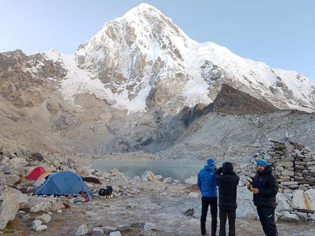 Los expedicionaios en uno de los Campos establecidos con el pico Pumori (7.161 m) al fondo.