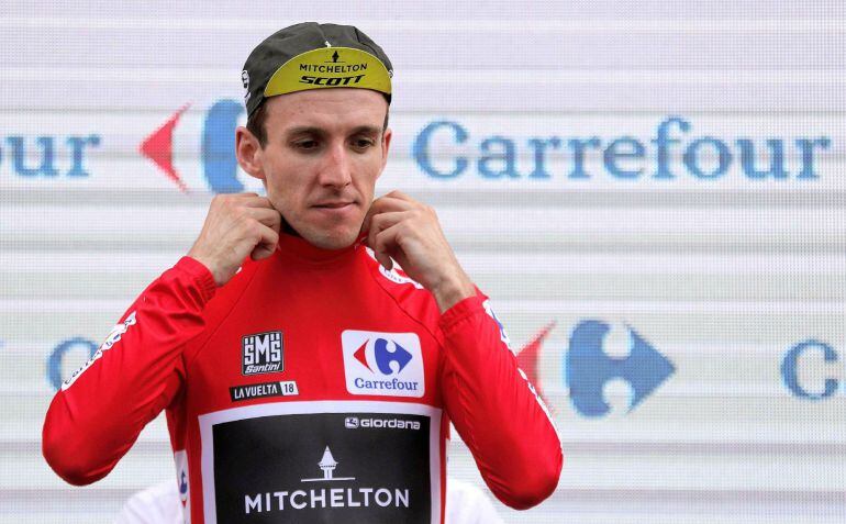 Simon Yates, con el maillot rojo de líder