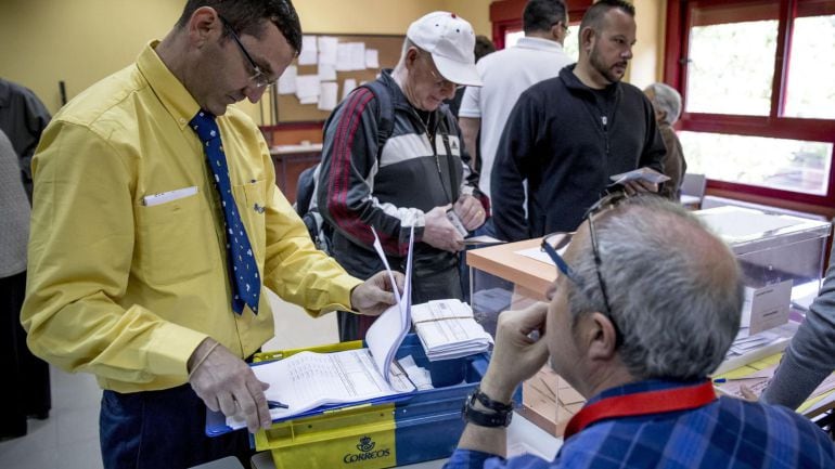 Un funcionario de correos entrega votos por correspondencia 