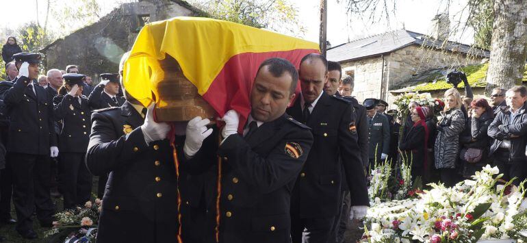 GRA172. GUITIRIZ (LUGO), 30/11/2014.- Compañeros de la agente de la Policía Nacional Vanessa María Lage, que falleció tras el sangriento tiroteo con el que se saldó el atraco a un banco de Vigo, la despiden hoy en el funeral que ha tenido lugar en la igle