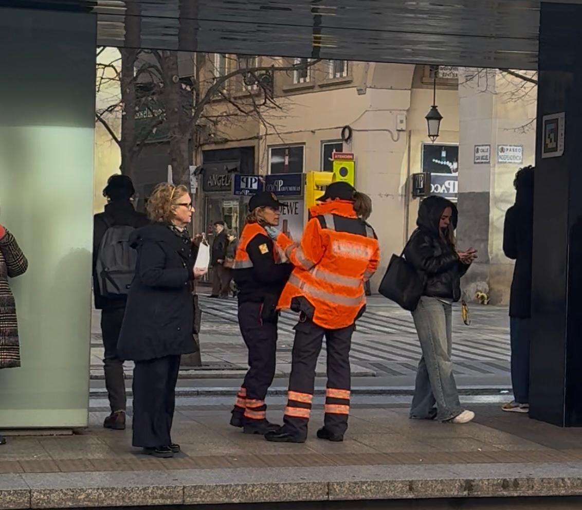 Protección Civil reparte mascarillas en las paradas del tranvía de Zaragoza como medida de prevención ante la epidemia de gripe