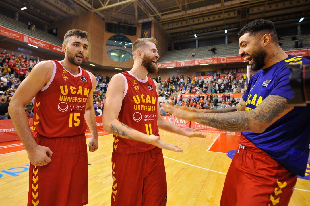 Cate, Radovic y Lima celebrando la victoria ante Manresa