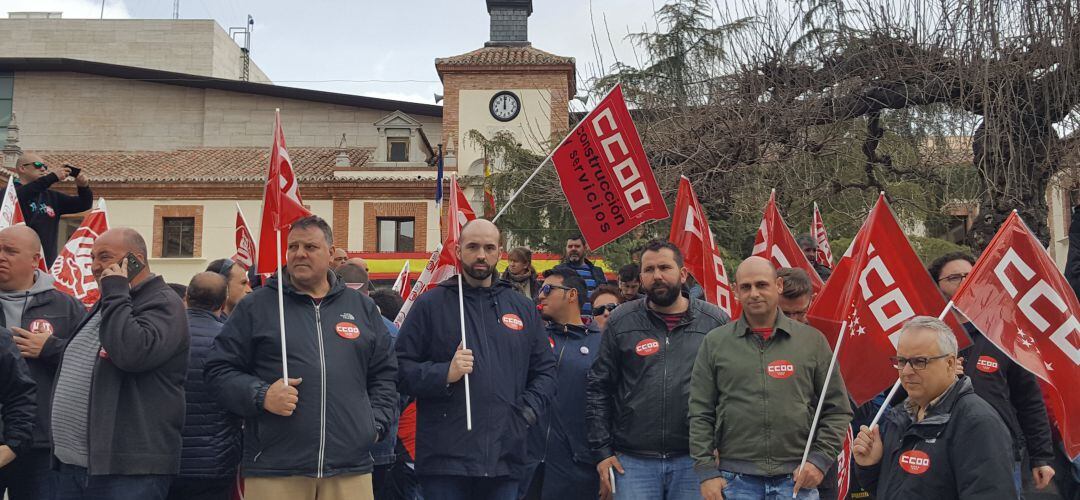 Concentración ante el Ayuntamiento de Las Rozas