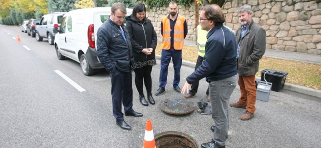 El alcade de Tres Cantos, Jesús Moreno, y la concejal de Salud Pública, Fátima Mera, revisando el sistema contra roedores