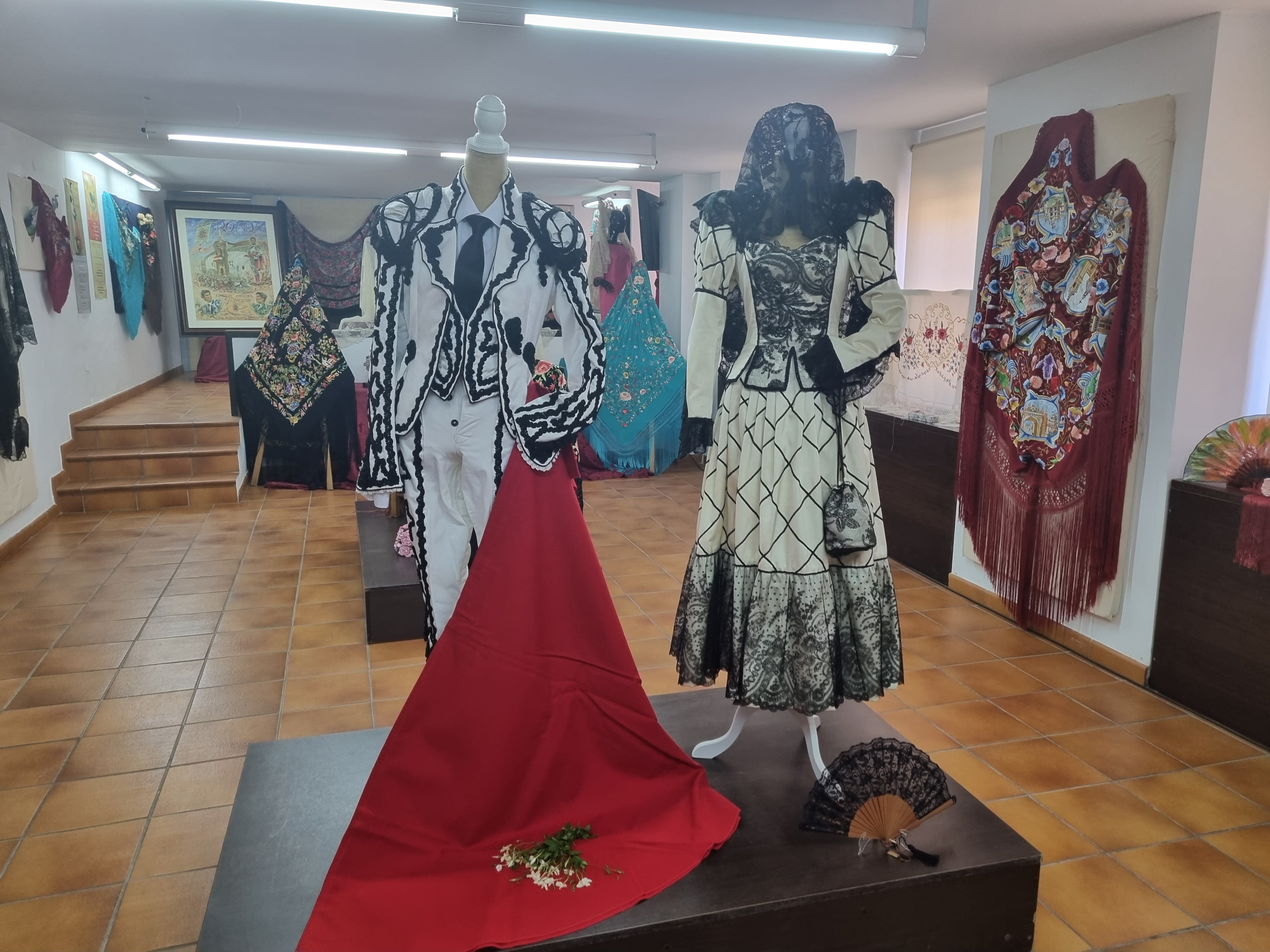 Exposición de mantones y mantillas de mano de Rosario Solís