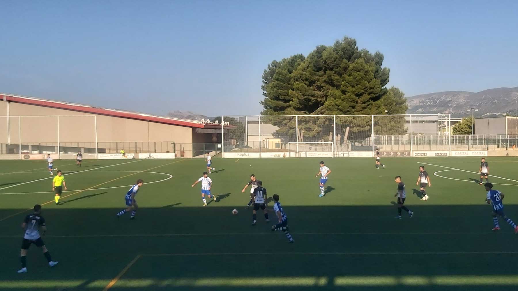 Una de las jugadas del partido entre el Muro y el Alcoyano
