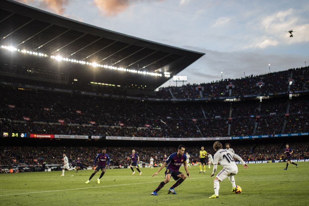 Barcelona y Real Madrid se enfrentan en la ida de semifinales de la Copa.