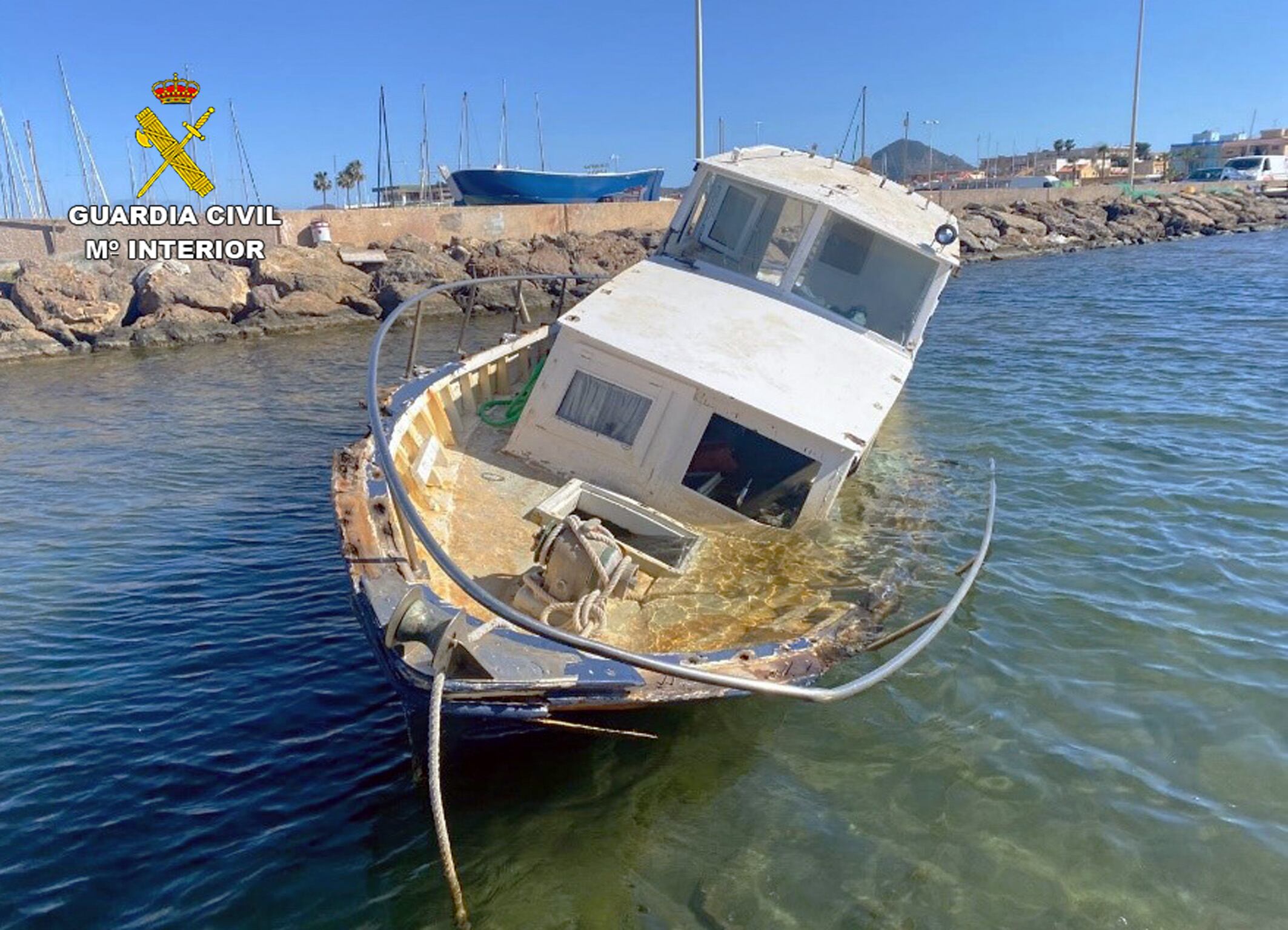 La Guardia Civil denuncia el abandono de tres embarcaciones fondeadas en el Mar Menor