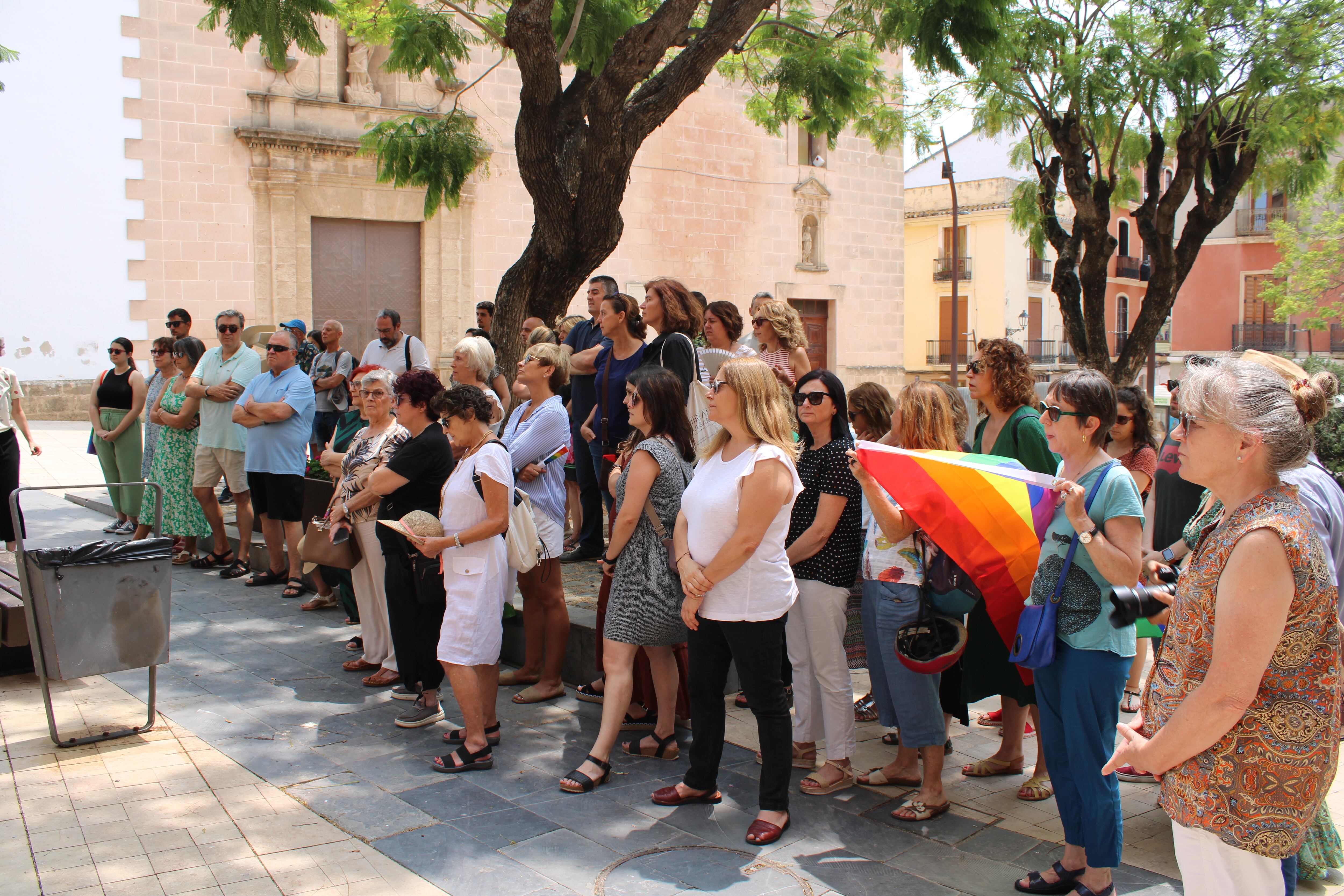 Público asistente al acto con motivo del día del Orgullo 2023 en Dénia.