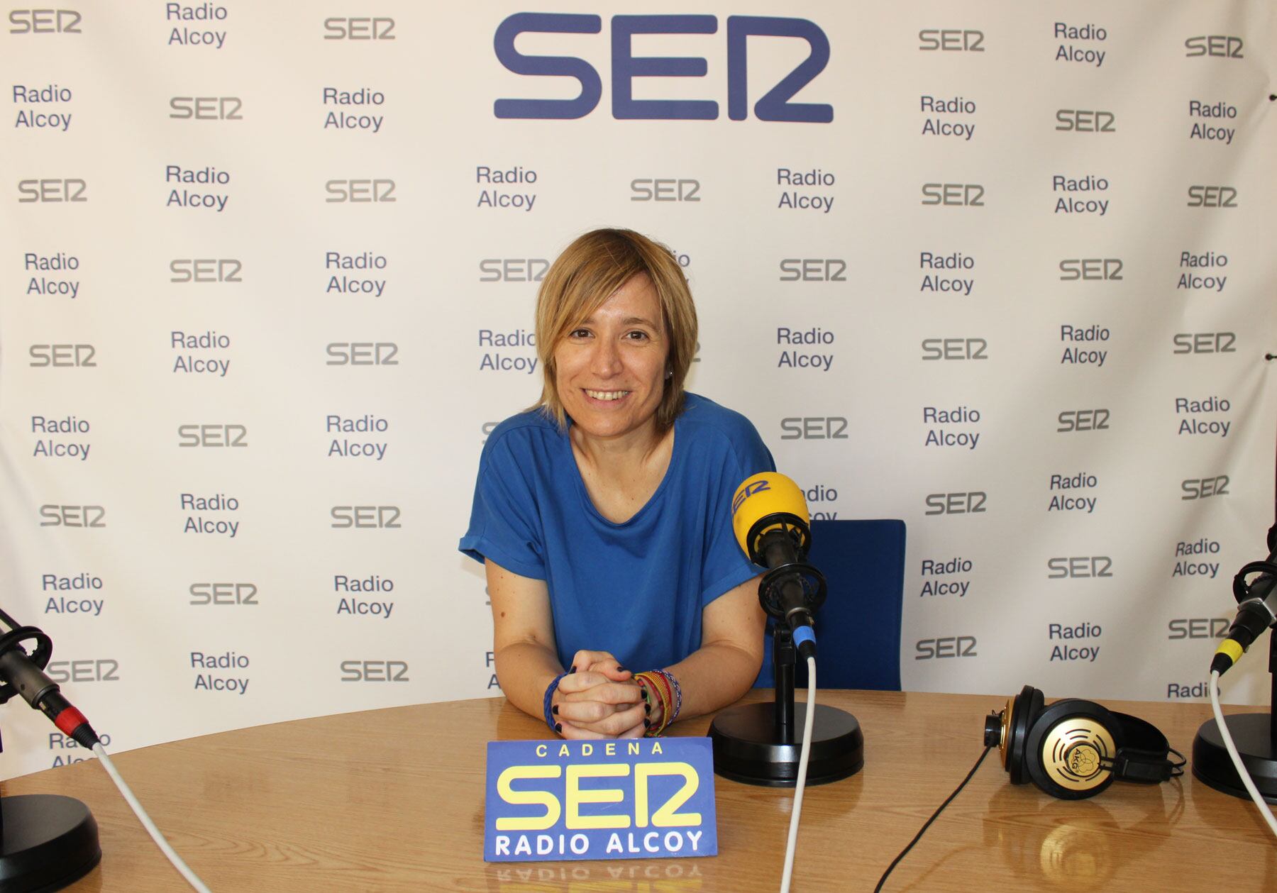 Elisa Guillem, en l'estudi central de Radio Alcoy