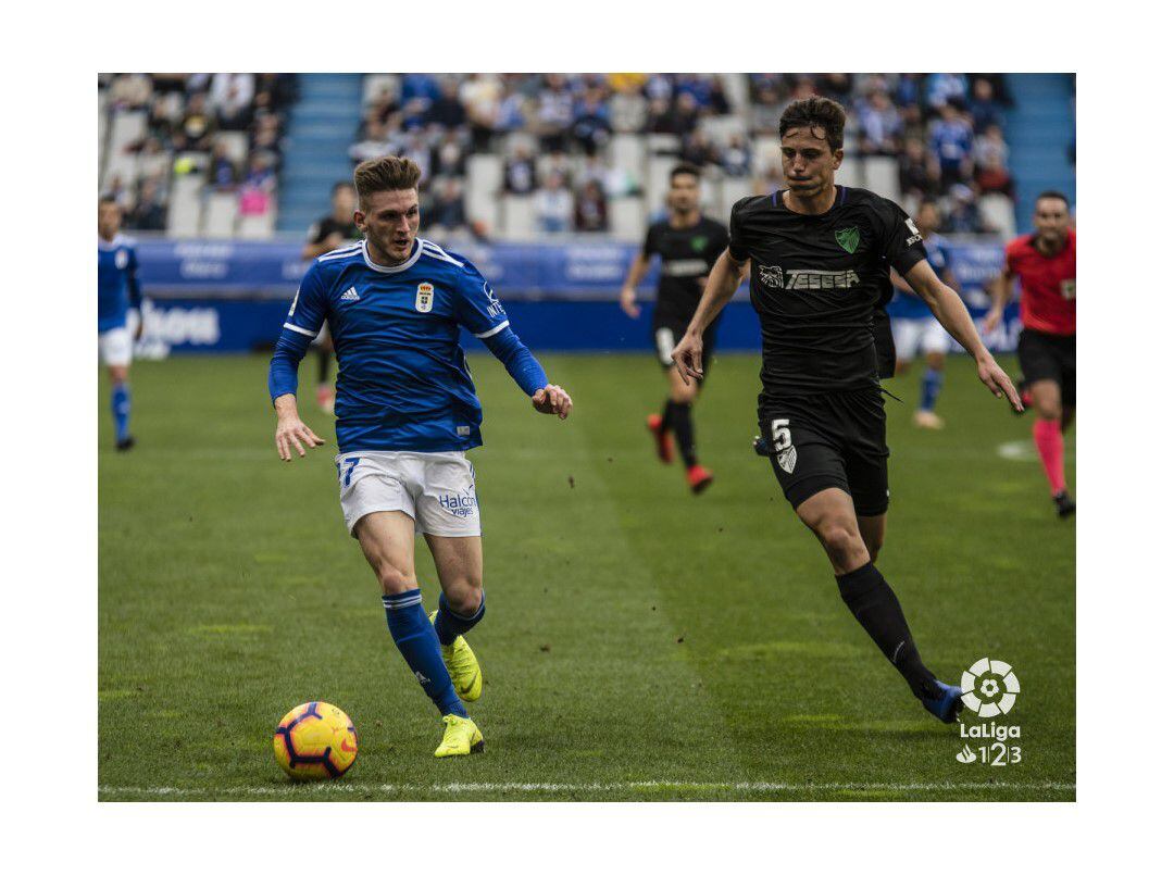 El jugador del Real Oviedo, Viti, es perseguido por Pau, futbolista del Málaga.