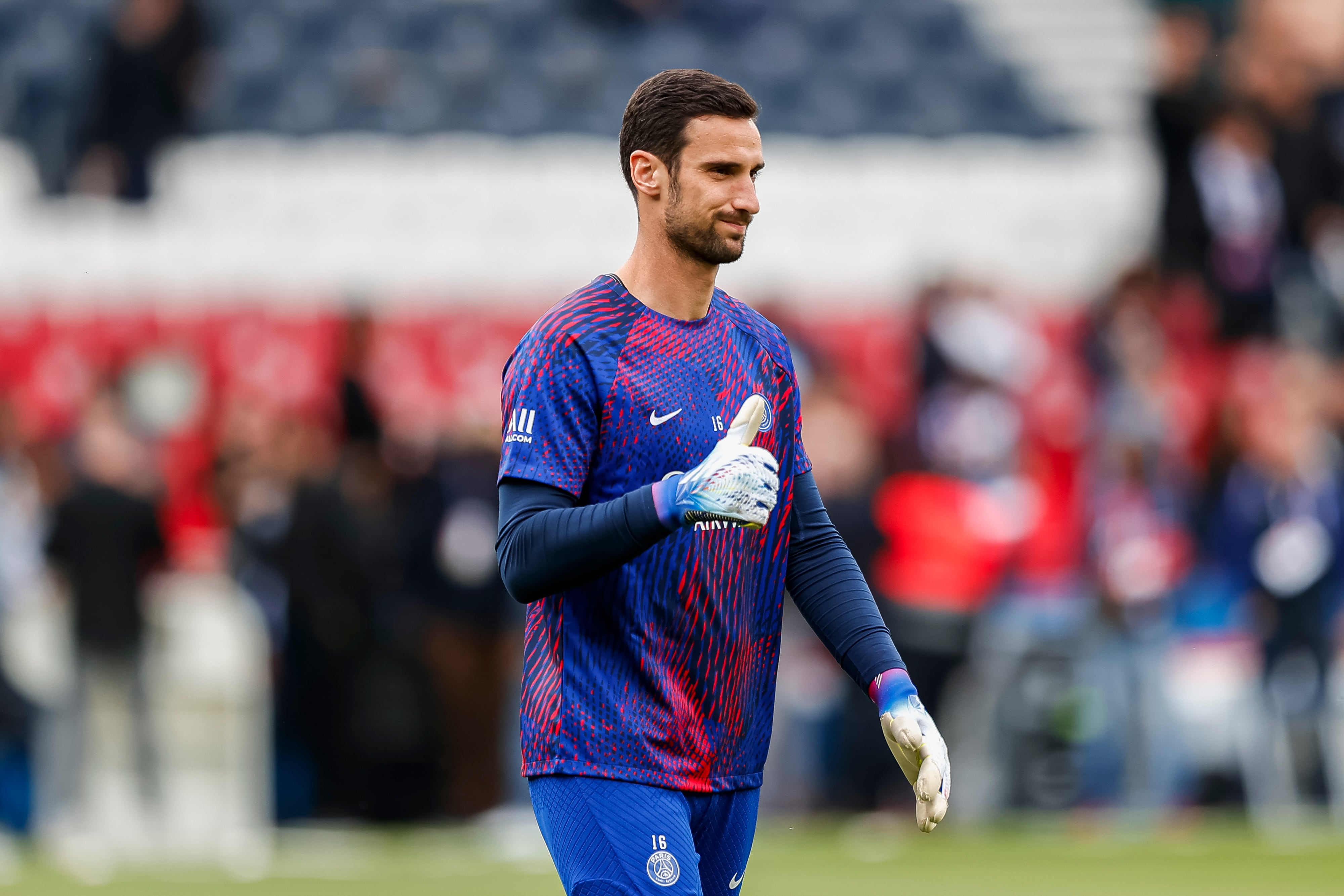 Sergio Rico calentando en la previa de un encuentro del Paris Saint-Germain