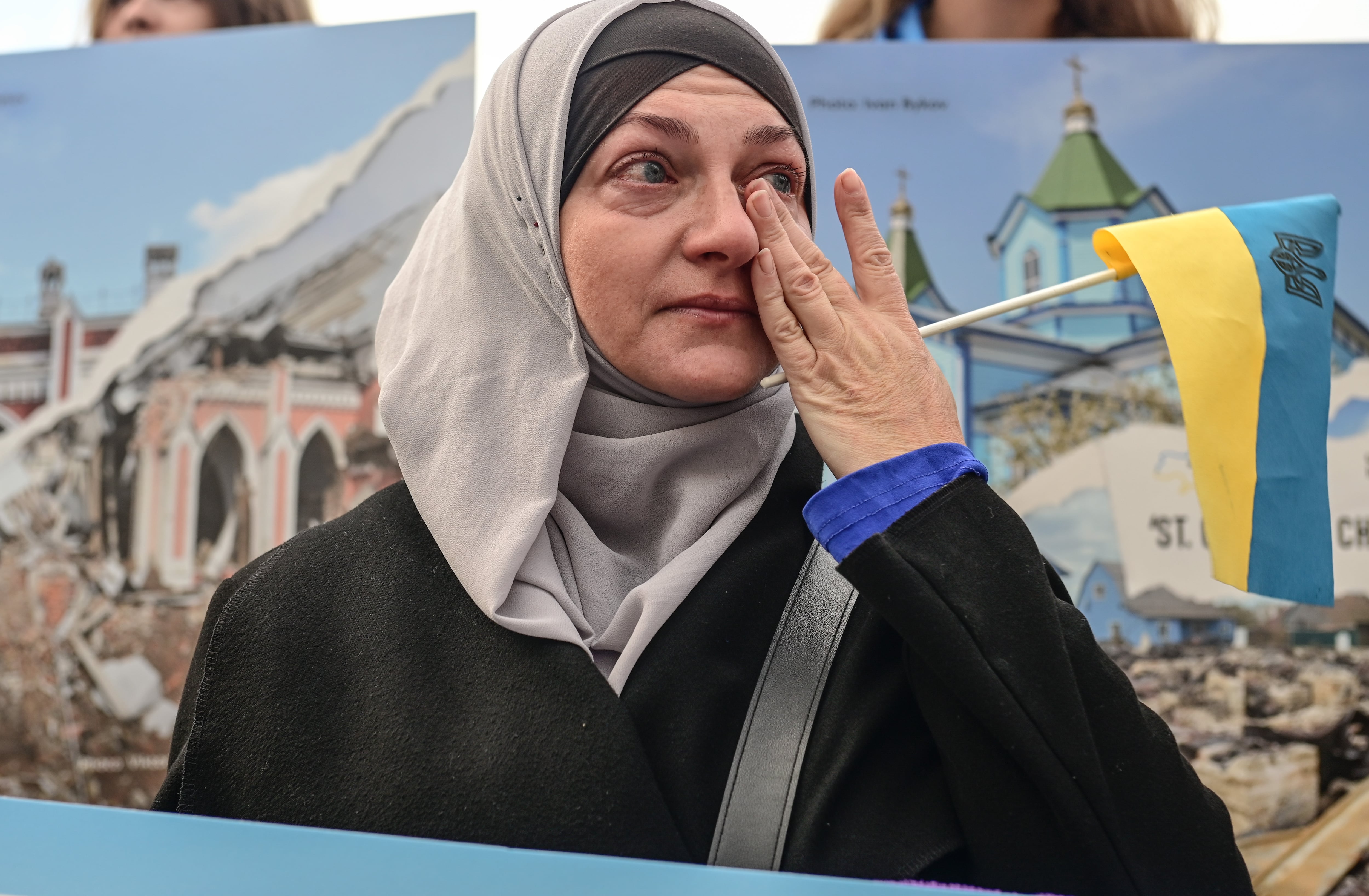 Una mujer se emociona durante la protestas en apoyo a Ucrania que durante estas semanas se suceden en las calles de Estambul (Turquía)