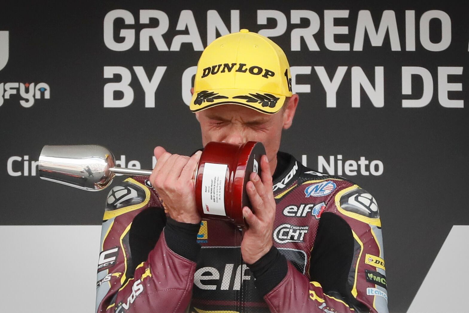 JEREZ DE LA FRONTERA (CÁDIZ), 30/04/2023.- El piloto británico de Moto2 Sam Lowes (Kalex) celebra su victoria en el podio tras el Gran Premio de España de Moto2 celebrado este domingo en el circuito &quot;Ángel Nieto&quot; de Jerez de la Frontera (Cádiz). EFE/ Jose Manuel Vidal
