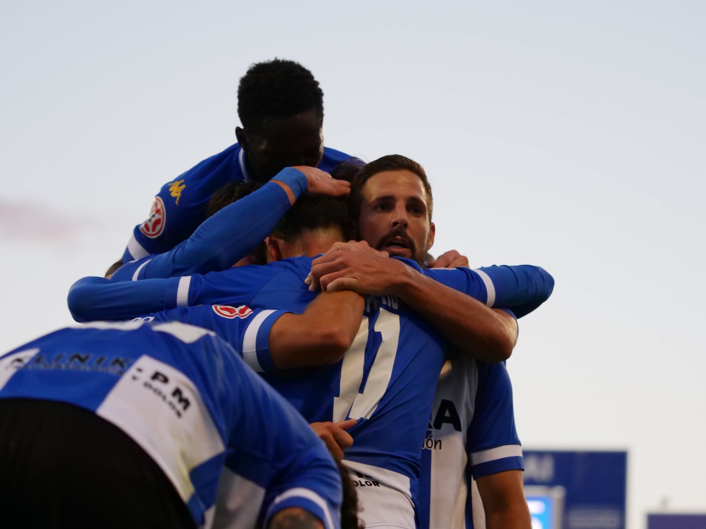 Los jugadores del Hércules CF celebran con Ropero su gol frente al CE Europa