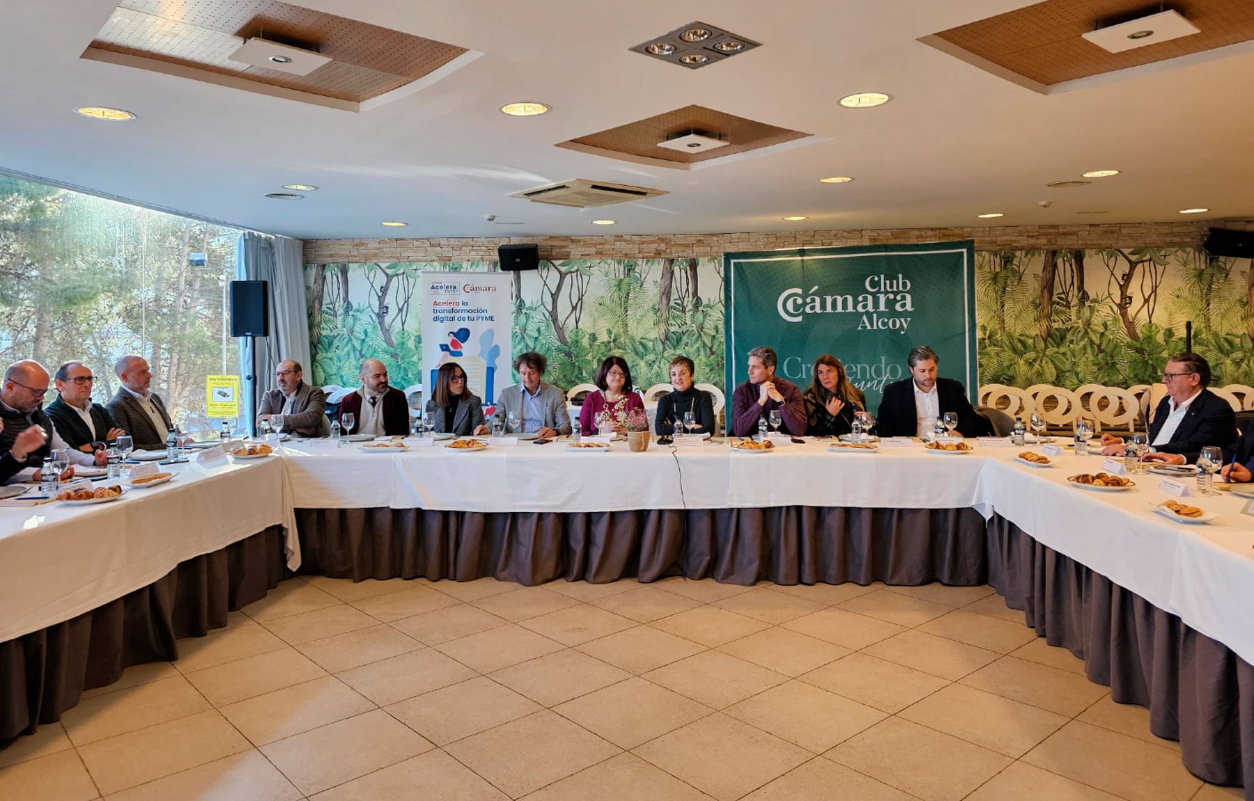 Imagen del desayuno de trabajo mantenido por la consellera Marian Cano con los componentes del Club Cámara en el Hostal Savoy