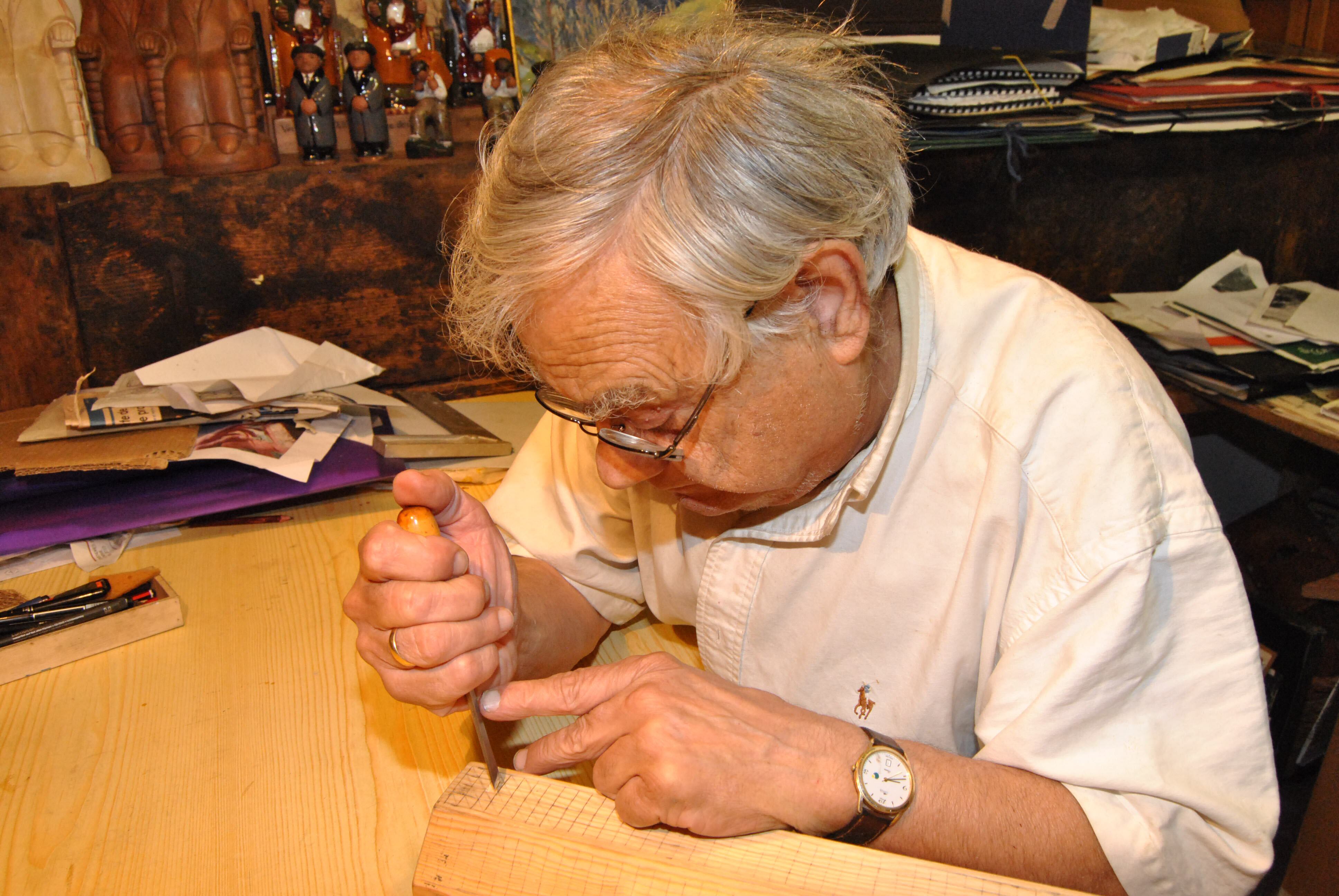 L'escultor andorrà Sergi Mas al seu taller. El Govern li ha concedit l'Ordre de Carlemany en grau d'Encomana per la seva contribució a la cultura i l'art del país.