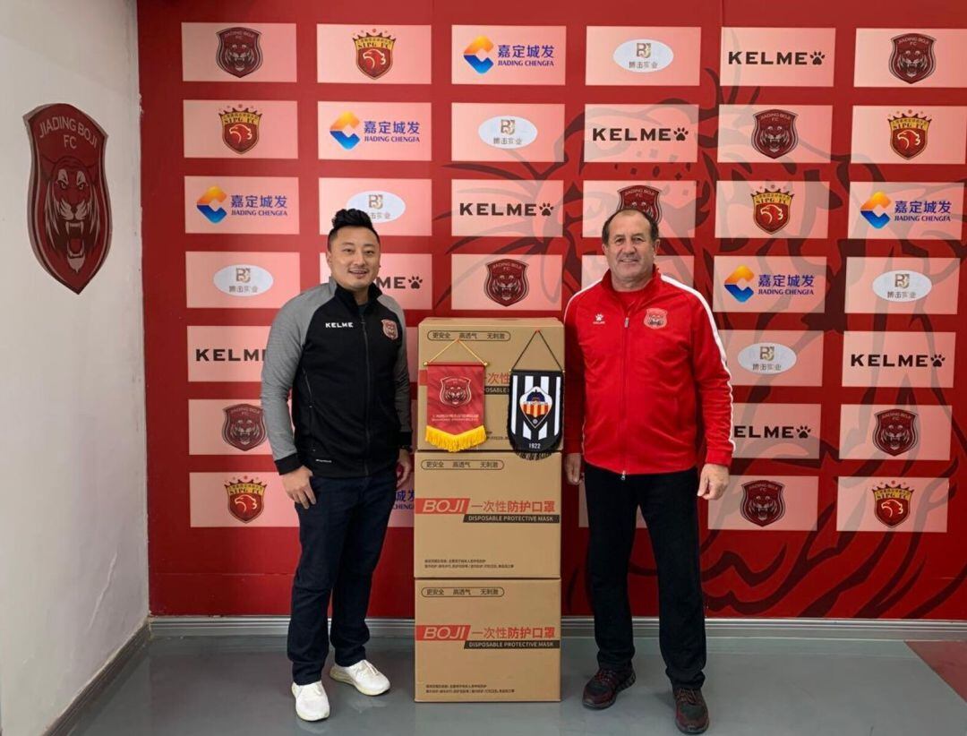 Nahum Mingol, Director Deportivo del Shanghái Jiading Boji FC, junto al director Wang Hongliang