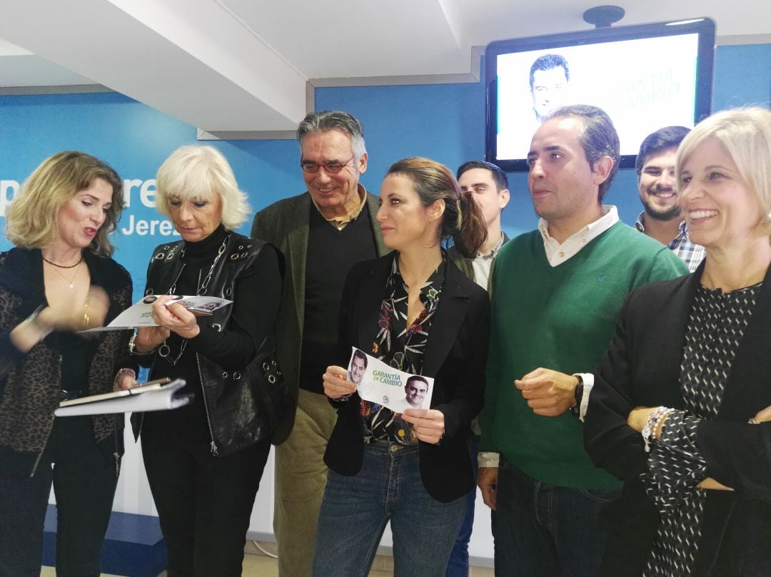 Andrea Levy junto a miembros del Partido Popular en la sede de Jerez